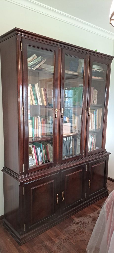 Antiga e Clássica Vitrine estilo inglês.