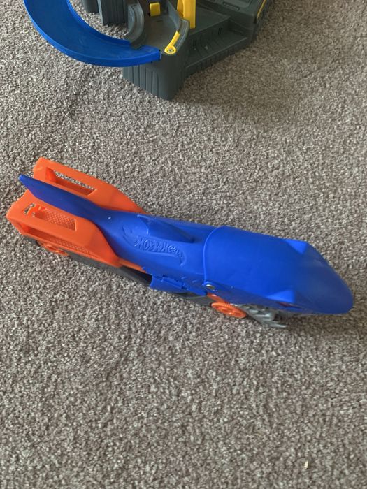 Трек Hot Wheels spin storm та вантажівка «Акуляча паща»