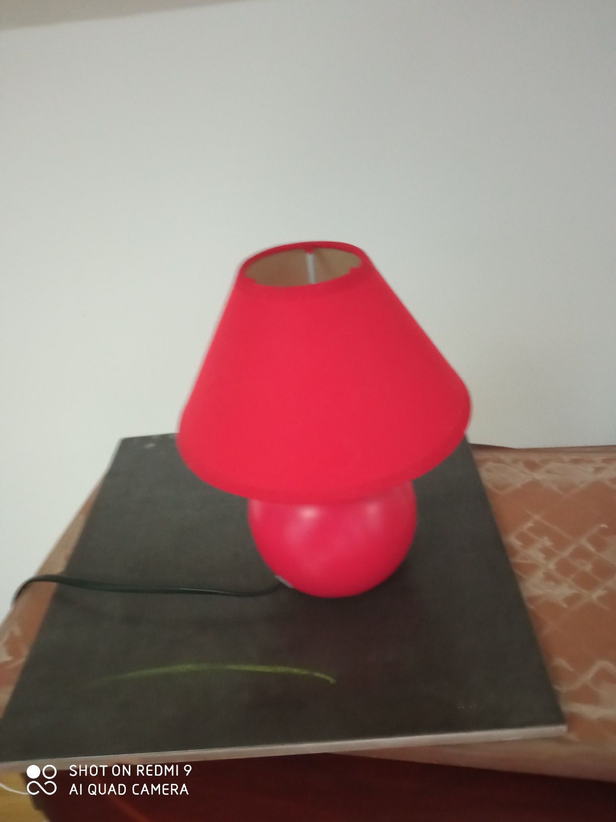 Candeeiro de mesa vermelho