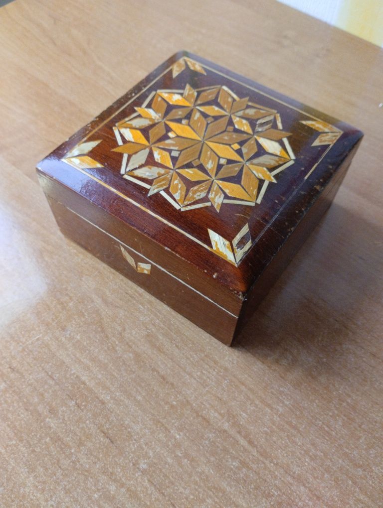 Небольшая винтажная деревянная шкатулка с декором соломкой