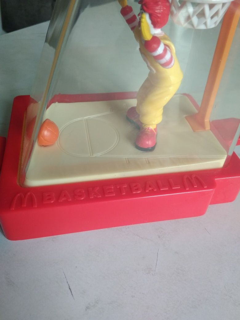 Іграшка McDonald's 2001 року, баскетбол.