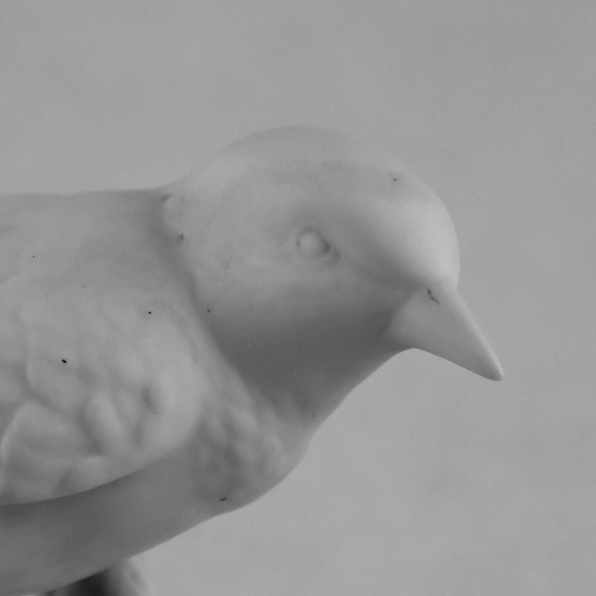 Figura de Pássaro em Biscuit da Fábrica Vista Alegre - “Tentilhão”