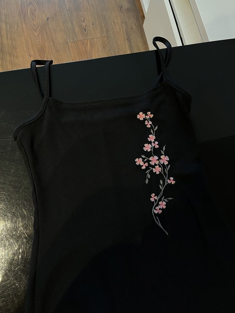 Sukienka czarna długa z rozcięciem kwiaty rozowe wieczorowa elegancka