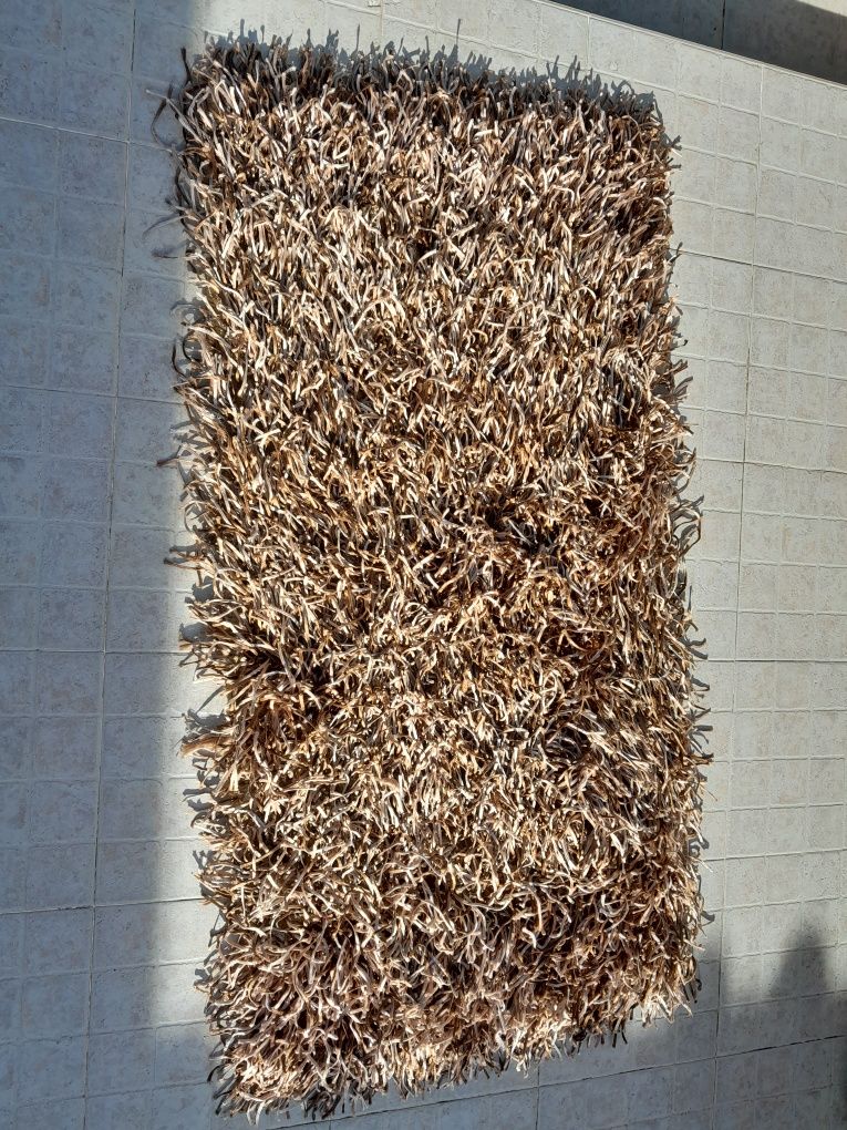 Carpetes e tapetes de fios altos