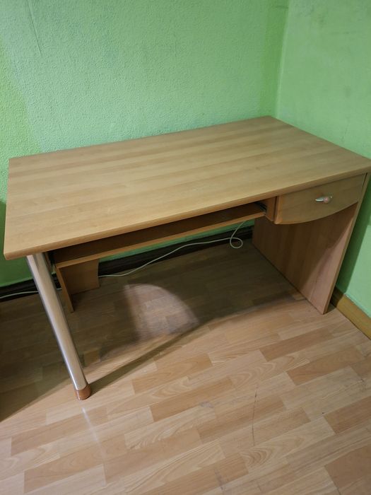 ZA DARMO  biurko w dobrym stanie i kanapa w dobrym stanie