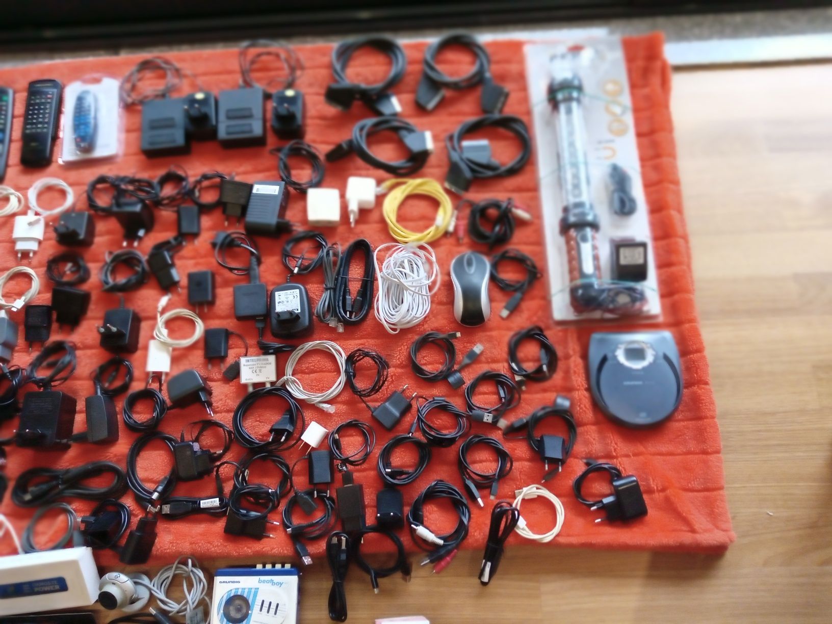 Vários equipamentos de eletrônico.