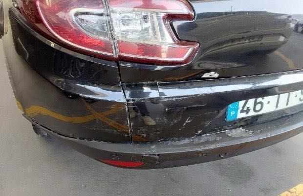 Vendo carrinha acidentada traseira