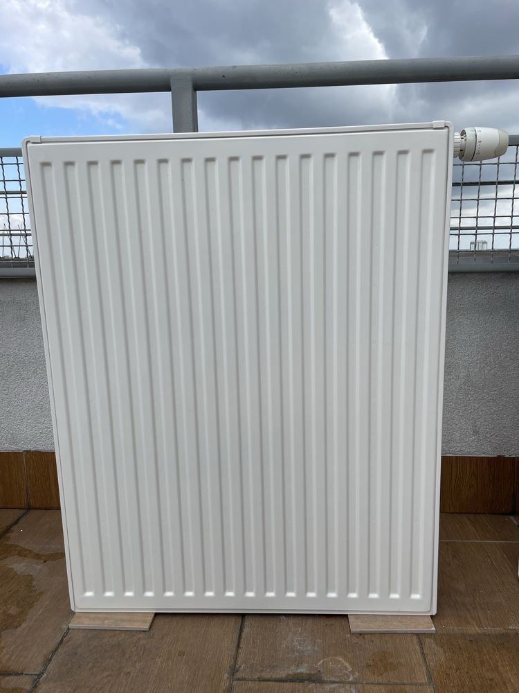 3 Grzejnki panelowe z glowicami termostatycznymj Danfoss