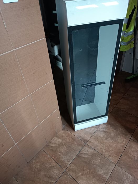 Dwie szafki wiszące i dwie RTV