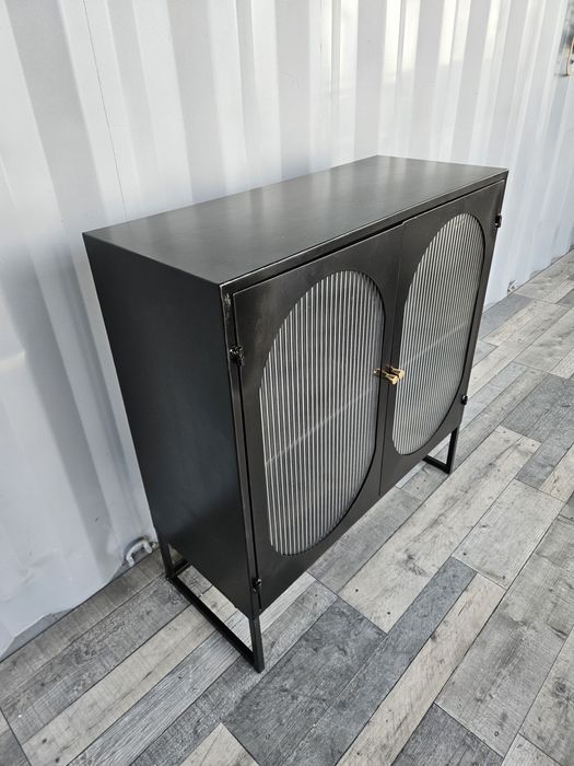 Czarna metalowa komoda szklane drzwiczki wyprzedaż