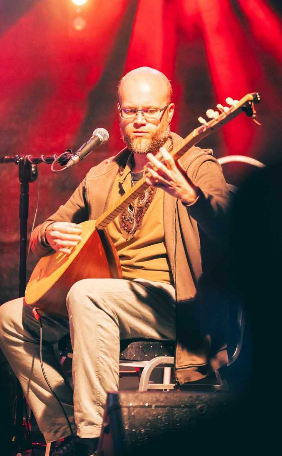 Lekcje gry na gitarze, basie i ukulele