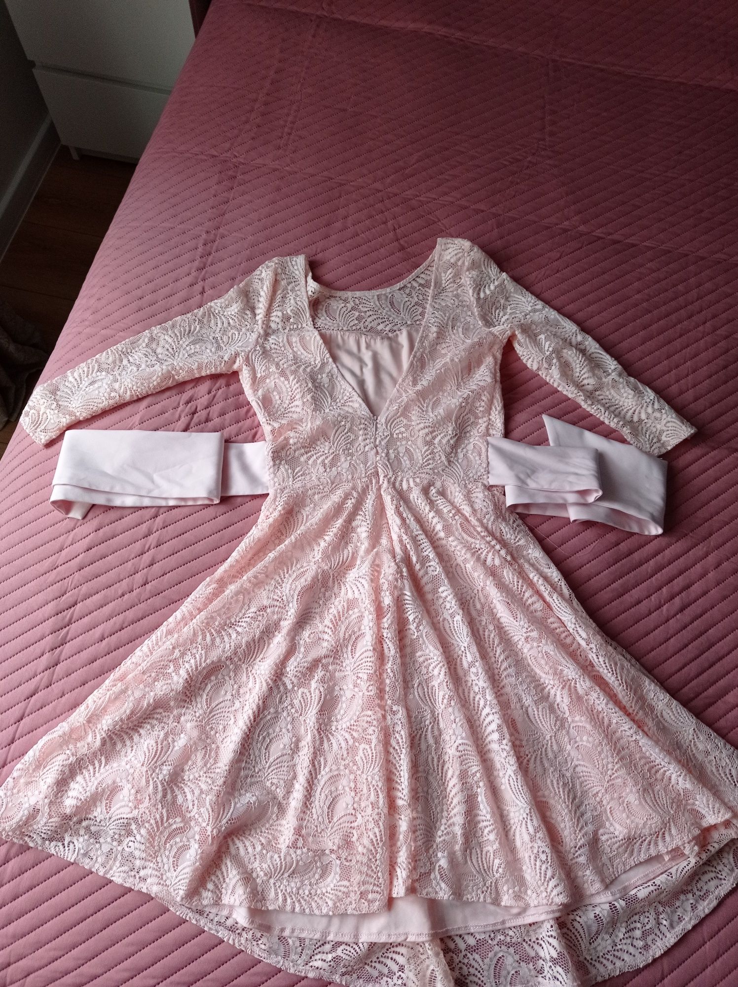 Sukienka z koronki różowa MIDI z wycięciem na plecach vubu