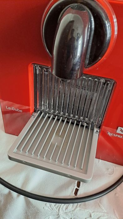 Máquina Nespresso Le Cube como nova