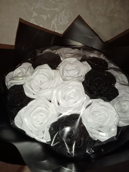 Букет із атласних троянд.