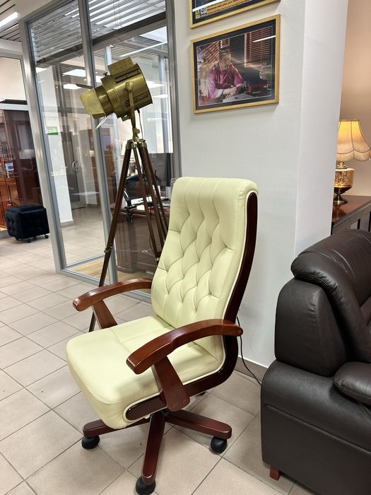 Skrzany fotel   w kllorze kremowym