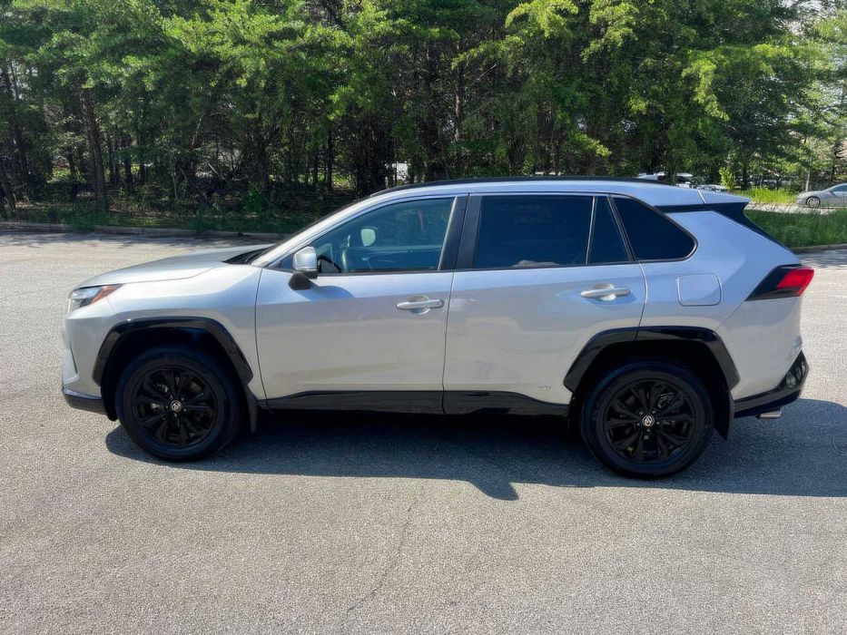 Toyota RAV4 Hybrid SE      2023