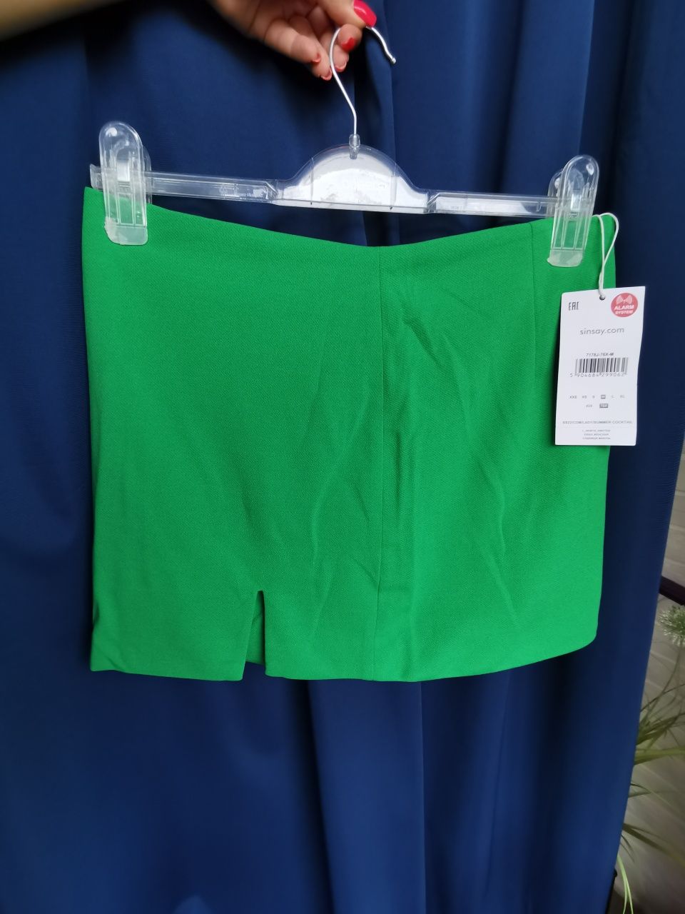 Nowa spódnica z rozcięciem zielona mini m
