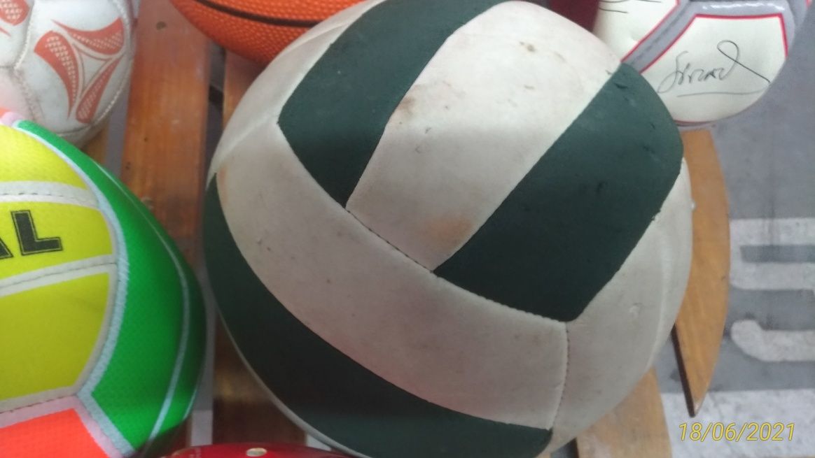 sortido de bolas Basket, praia e futebol