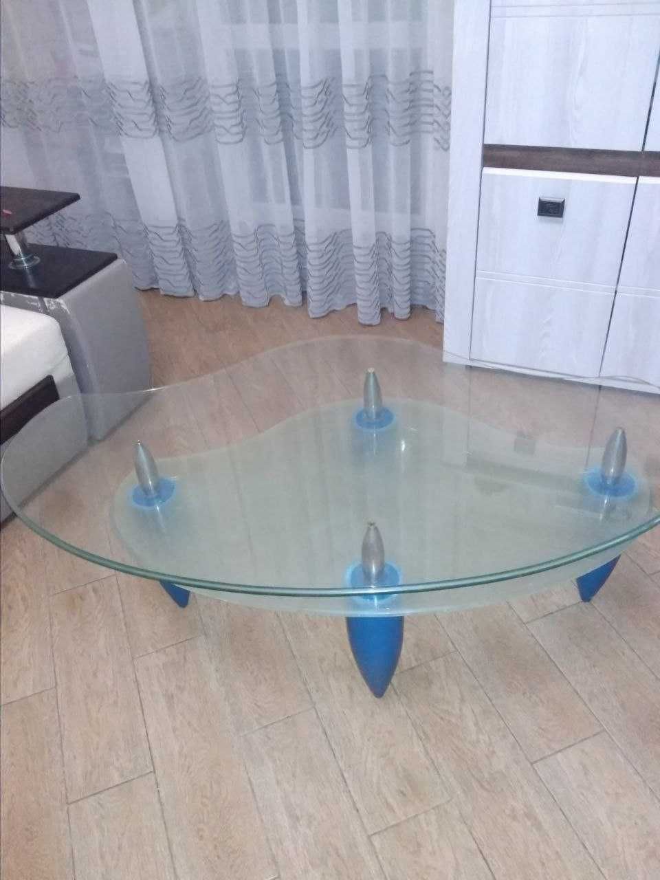 Стеклянный журнальный стол