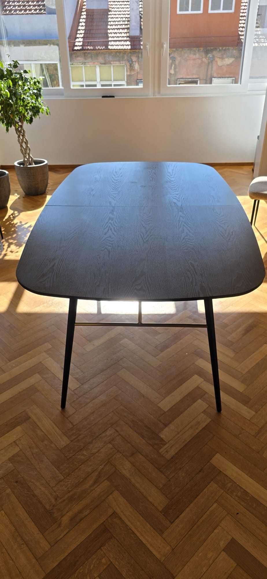Mesa de jantar Area em madeira com pés de metal