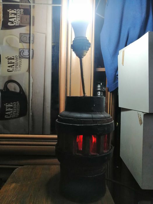 lampa na starej piascie od drewnianego kola w stylu rustykalnym