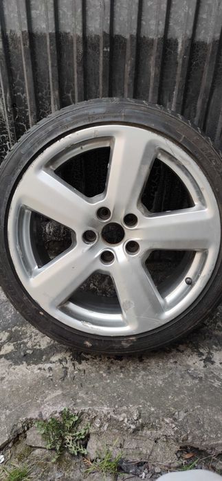 Felga z oponą Audi