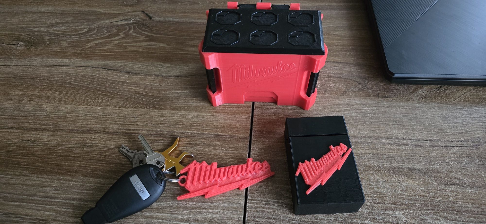 Milwaukee uchwyt M18 na 4 baterie