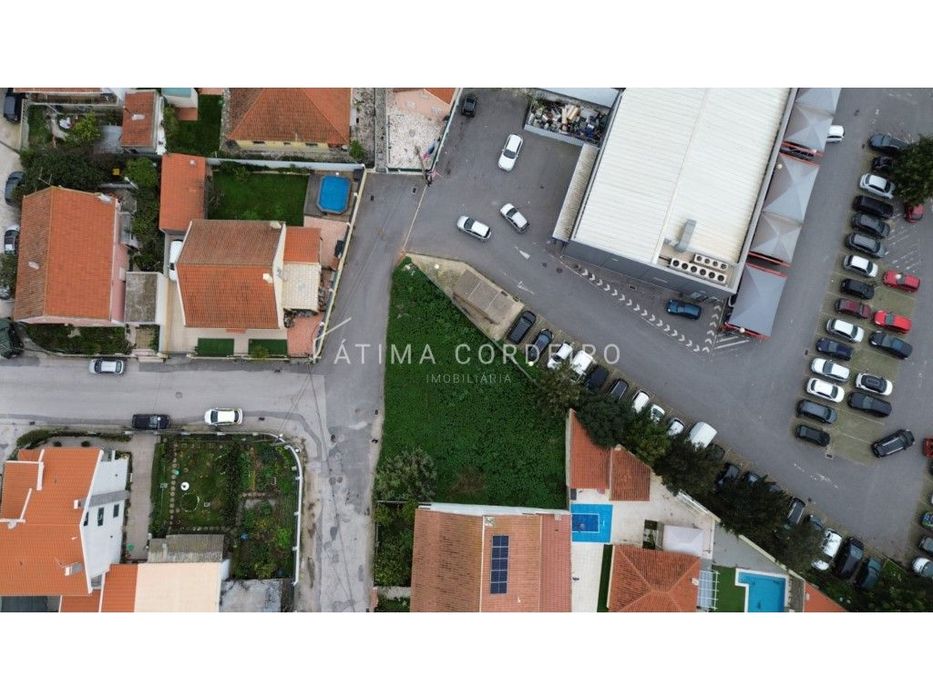 Terreno com 396 m², situado em uma localização privilegiada na pres...
