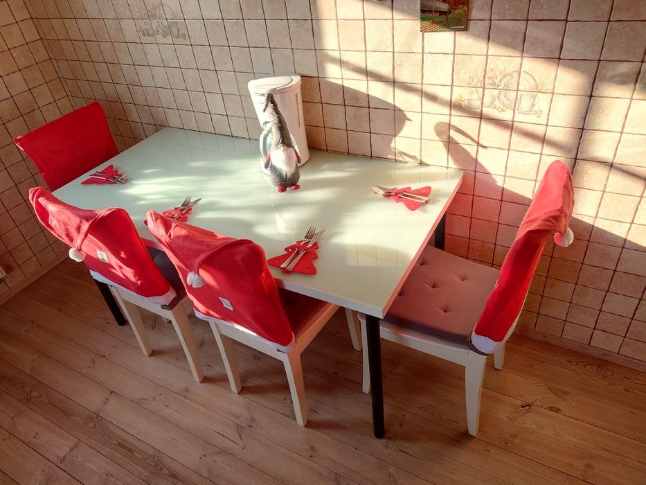 Dekoracja stołowa na 6 osób Pokrowce na krzesła +Etui na sztućce