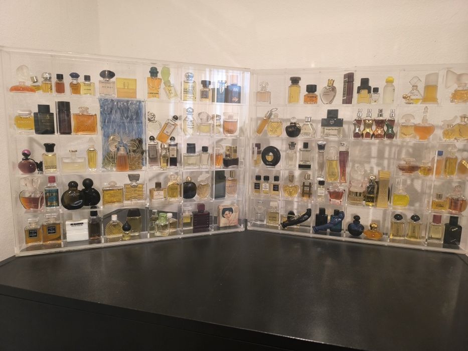 Gablotki z perfumami.