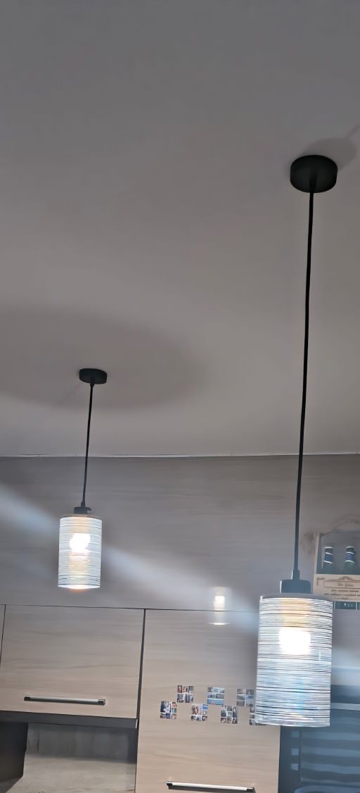 Lampy wiszące z żarówkami