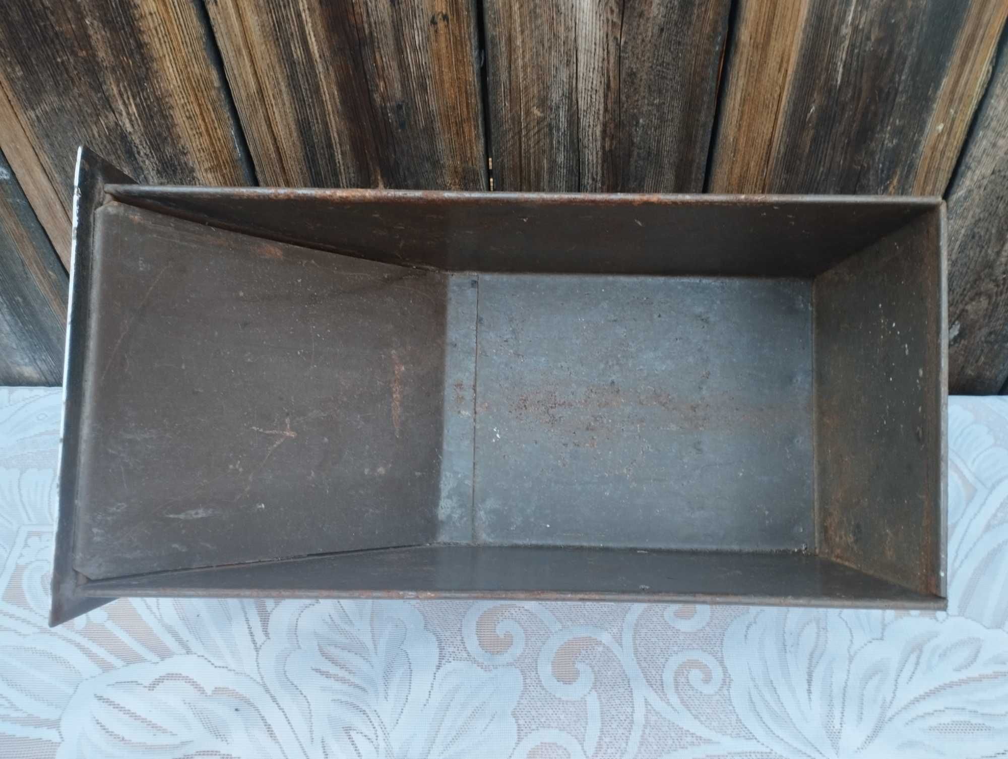 Stary metalowy pojemnik na kółkach z pieca