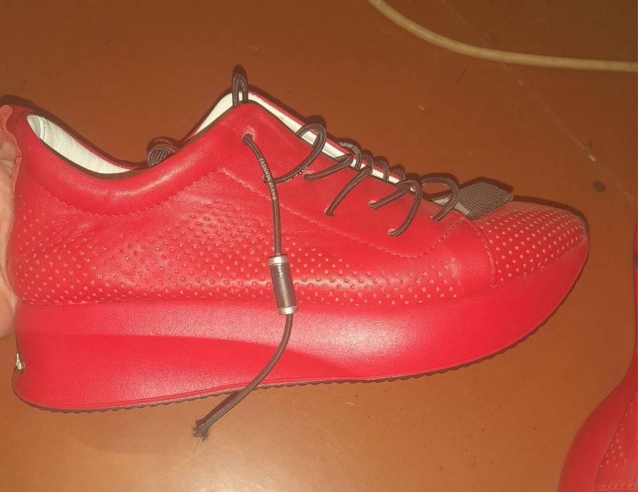 Продам кроссовки женские