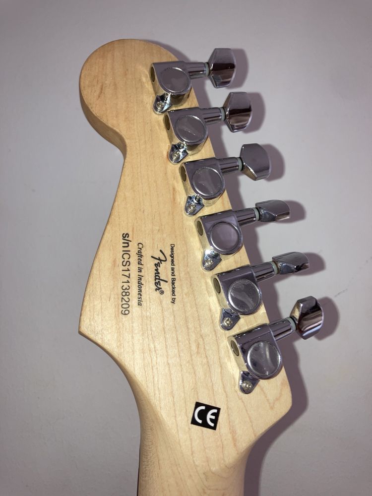 Guitarra Fender Squier (nova)