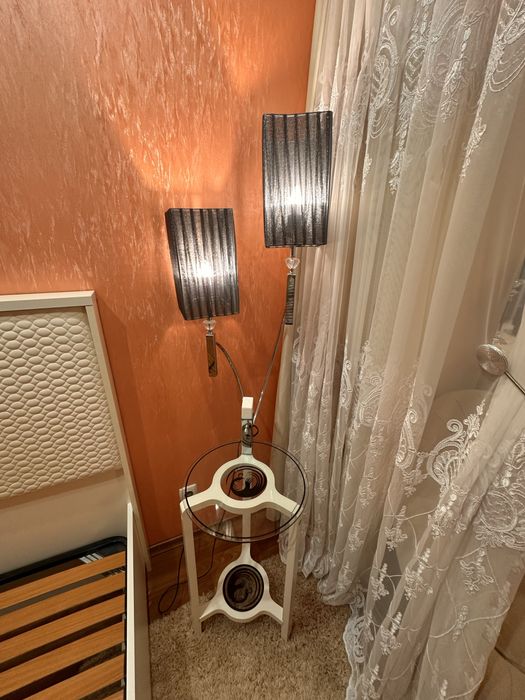 Прикроватний столик з світильником