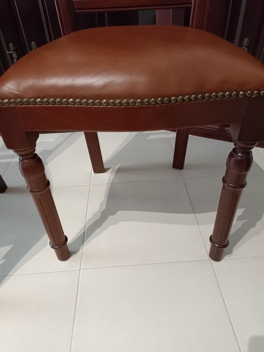 Móvel de sala, mesa, cadeiras e sofa