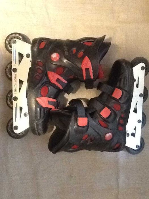 Продам недорого детские ролики чёрно- красного цвета, 40 размер