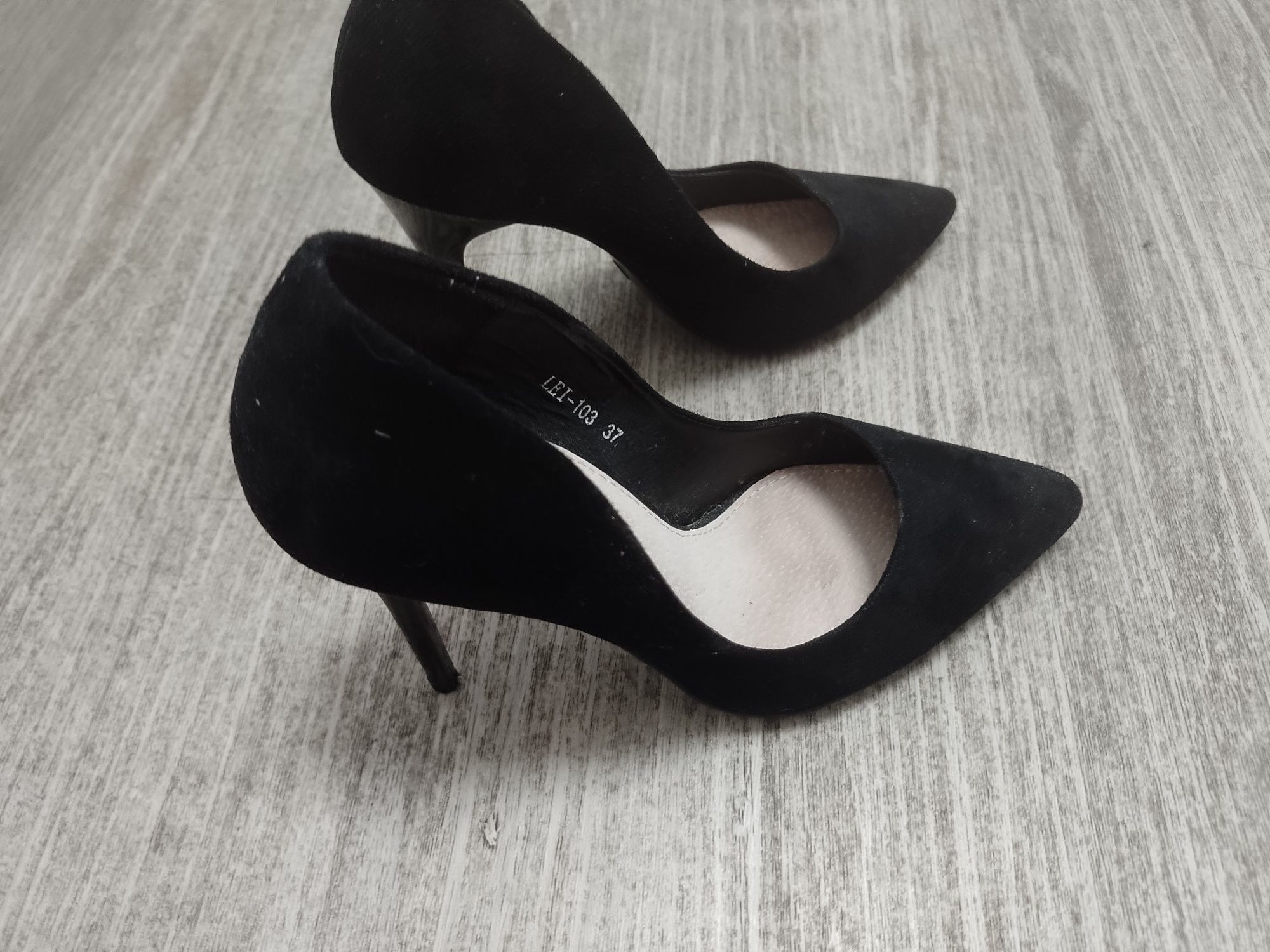 Sprzedam damskie buty rozmiar 37.