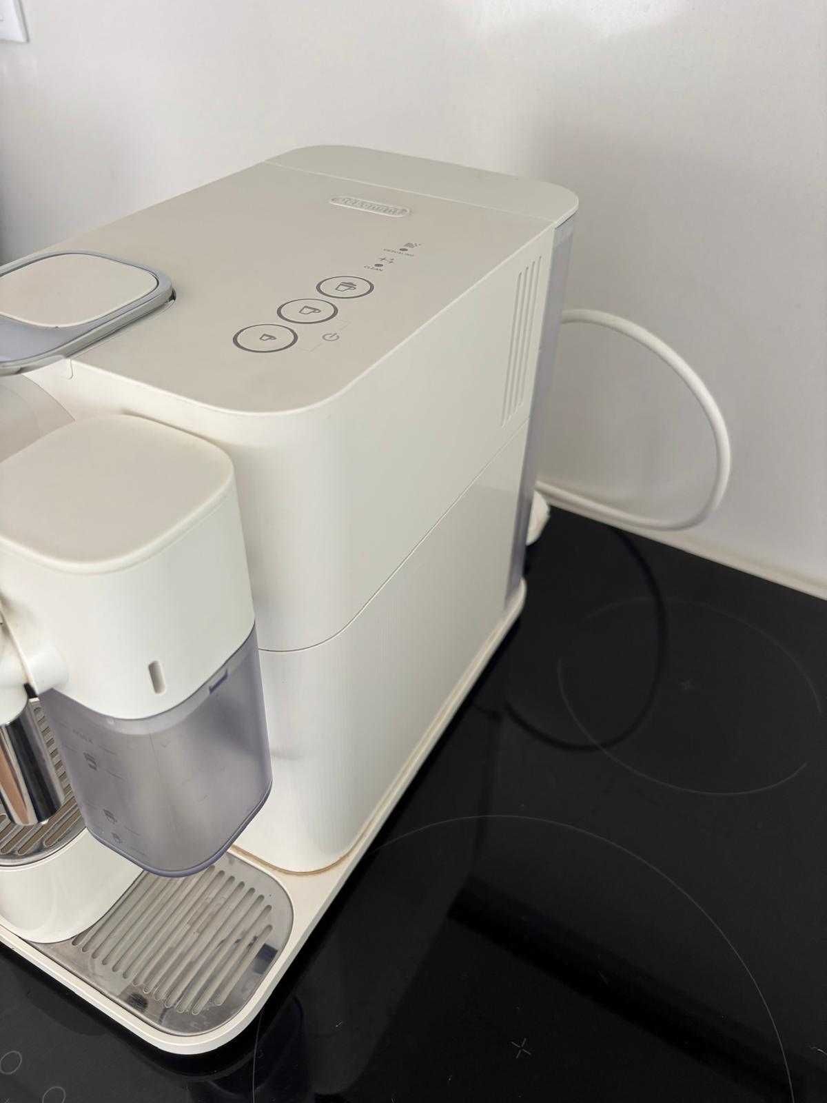 Maquina Cafe Nespresso Lattissima One Delonghi White