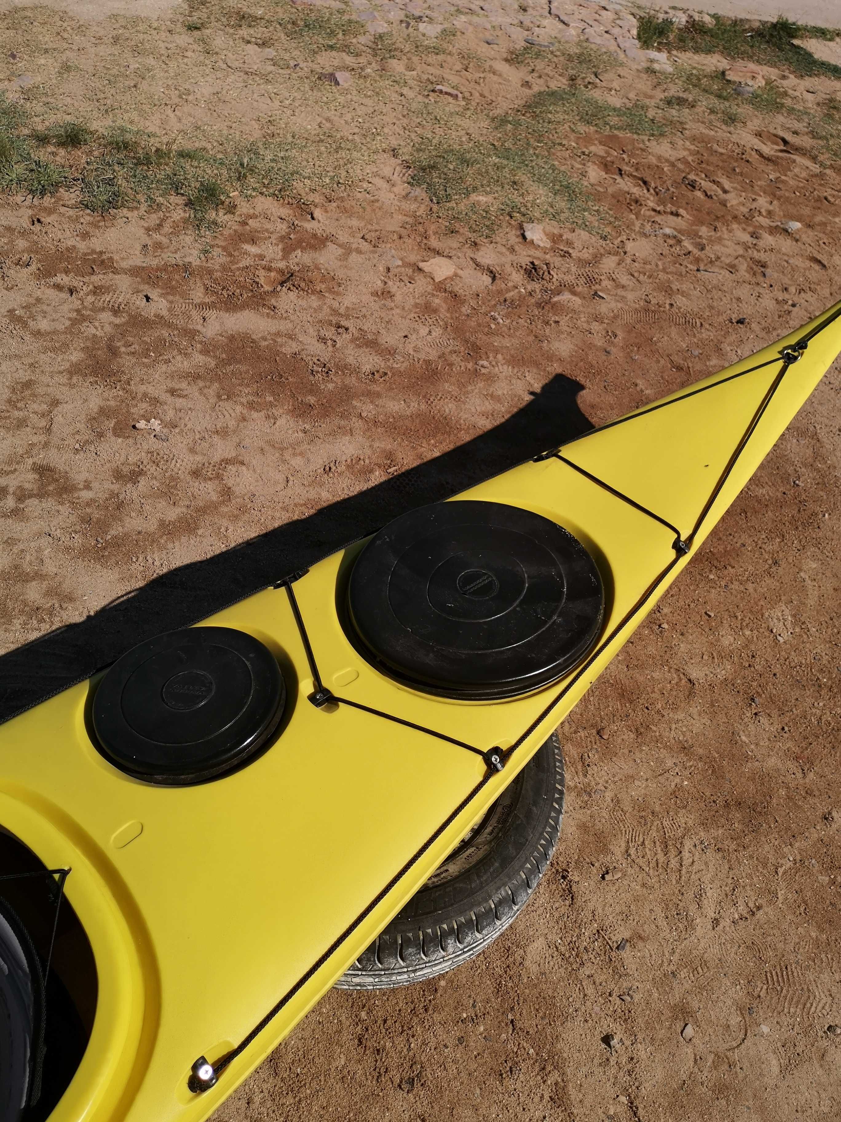 Kayak de mar com equipamento