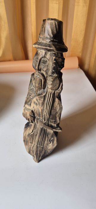Piękna stara sygnowana rzeźba ludowa sygnowana grajek 33 cm