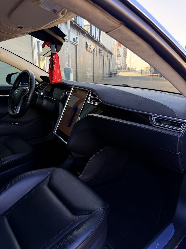 Tesla Model S 2015