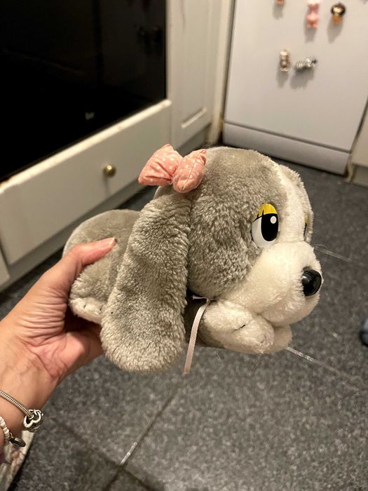 Peluche Cadelinha Cinzenta com Laço – Muito Fofa e Macia