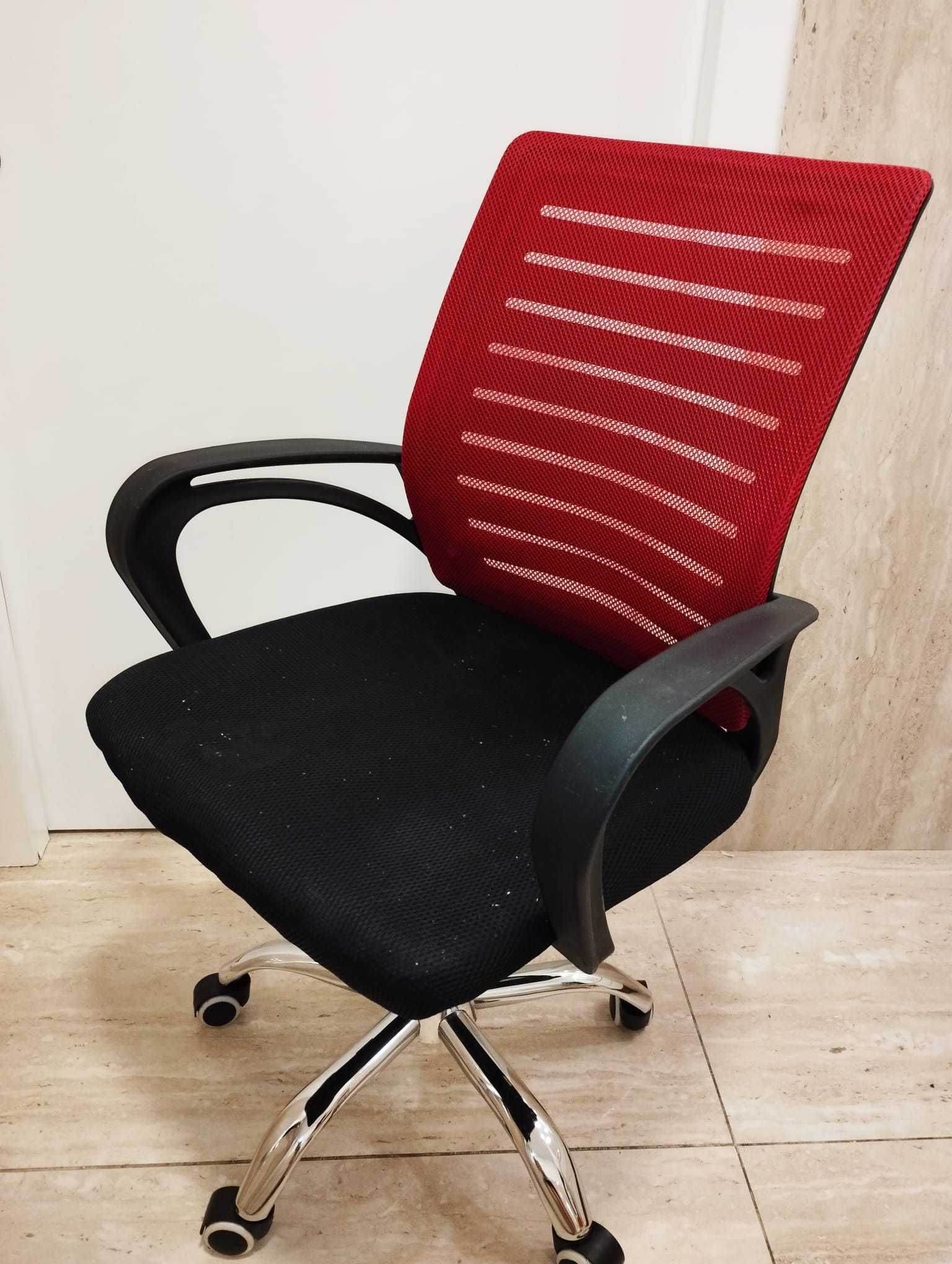 Cadeira de home office com assento ajustável em altura e giratória