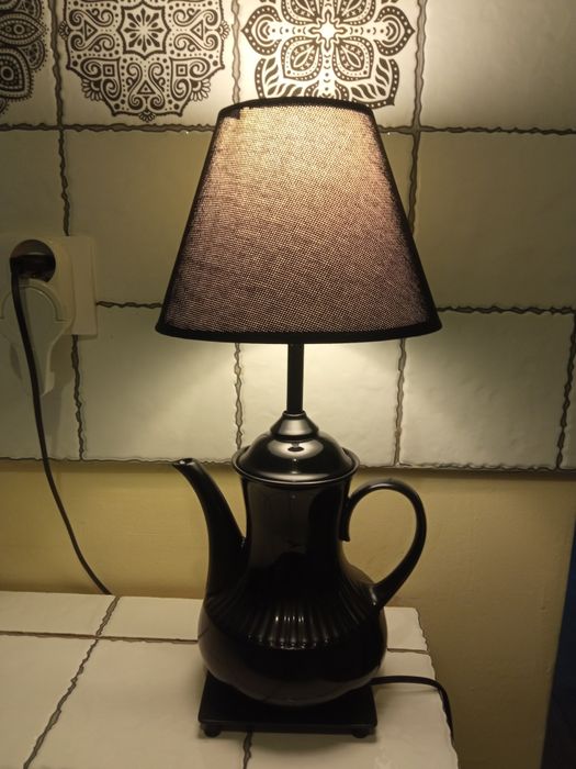 Lampka stołowa czarna