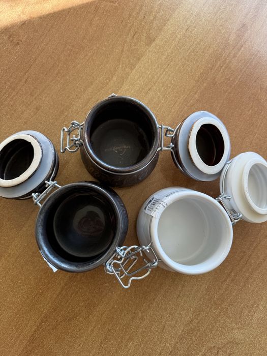 Eleganckie, dekoracyjne słoiczki z miodów