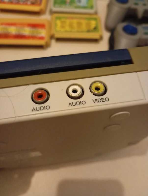 Console TV com 4 cartuchos