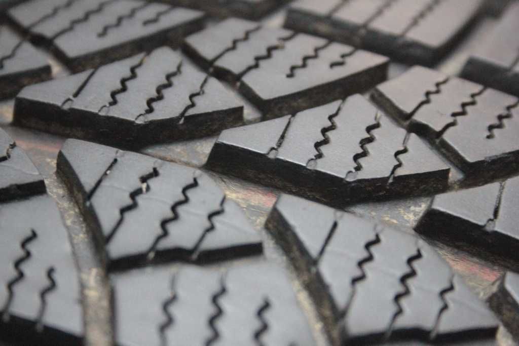 215/65/16C Bridgestone Blizzak LM-18C 215/65 R16C R16 C 22r 2x7,6mm