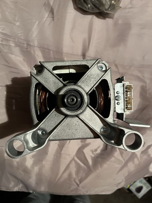 Мотор стиральной машинки  Indesit.