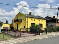 Dom z garażem, ogrodem i szklarnią